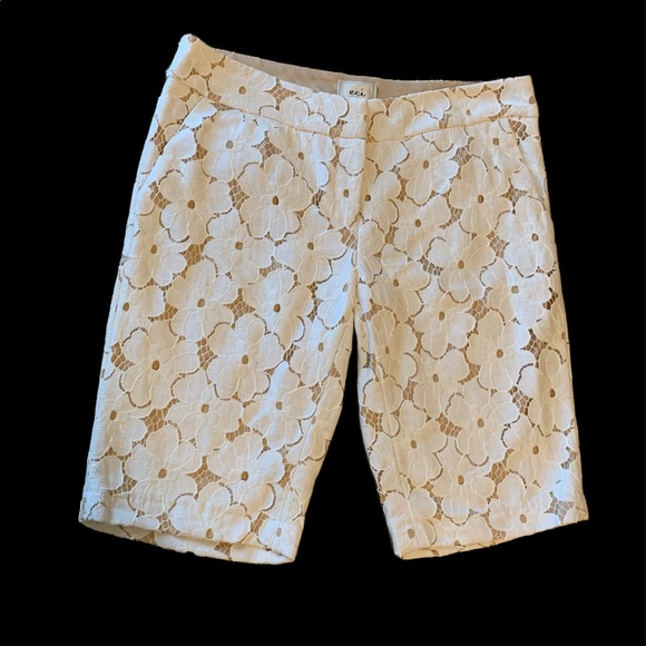 Eci New York  lined bone colored  floral lace shorts, size 6 - Picture 3 of 8